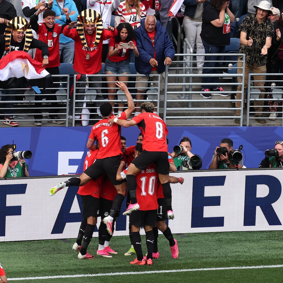 El egipcio Mahmoud Saber celebra con sus compañeros después de anotar el primer gol de su equipo en el partido por el Grupo G del Mundial ante Irán.