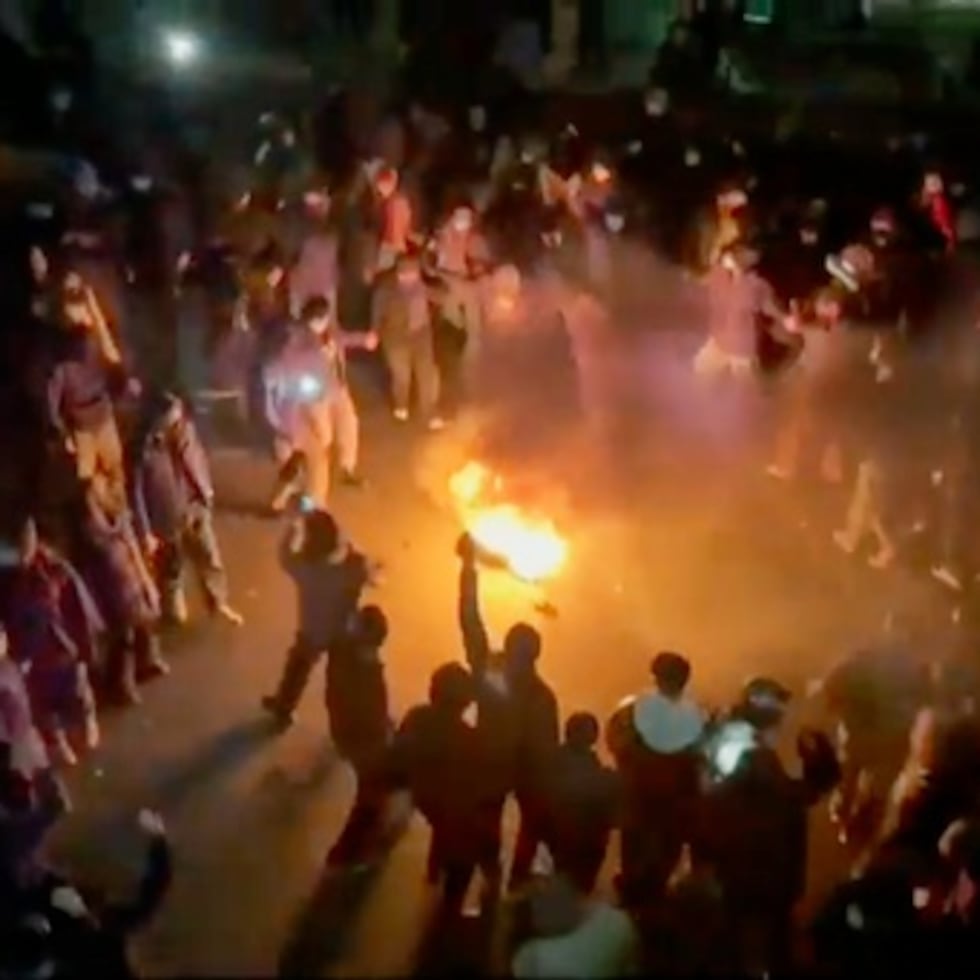 Esta imagen de vídeo que circula en las redes sociales muestra a manifestantes bailando y animando alrededor de una hoguera mientras salen a la calle en Teherán, Irán, 9 de enero de 2026, a pesar de la intensificación de la represión.