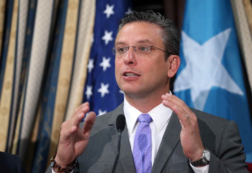 Ayer, casualmente, el gobernador Alejandro García Padilla estampó su firma en el estatuto. (GFR Media)