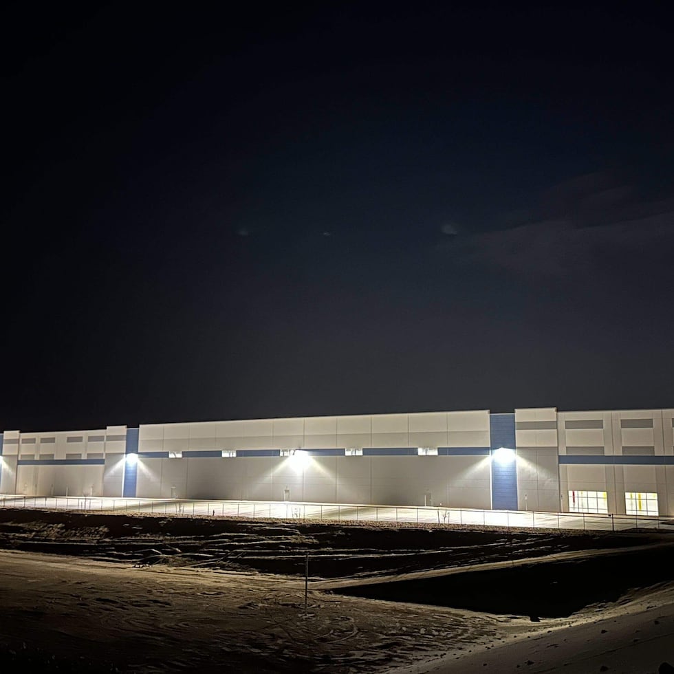 Un enorme almacén de 76,800 metros cuadrados se encuentra iluminado en Socorro, un suburbio de El Paso, Texas.