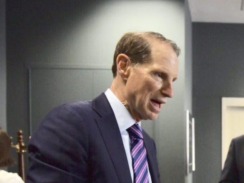 Ricardo Rosselló y el presidente del Senado, Thomas Rivera Schatz, visitaron ayer al senador Ron Wyden en Washington, D.C., para cabildear por medidas a favor de Puerto Rico. (Suministrada)