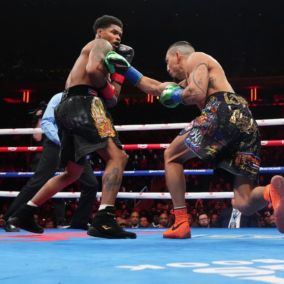 Shakur Stevenson (izquierda) venció por decisión unánime a Teófimo López en el combate por el título de las 140 libras de la OMB.