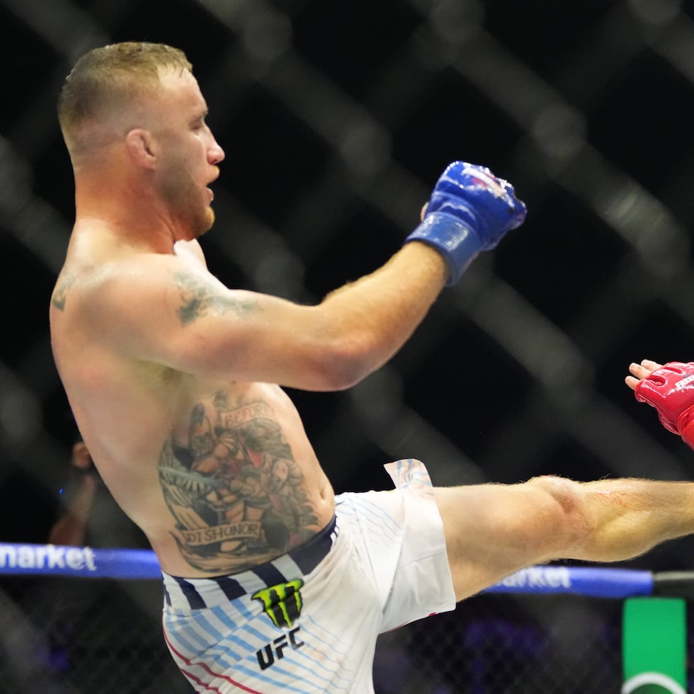 Justin Gaethje, a la izquierda, sorprendió al vencer al ahora ex invicto Ilia Tuporia durante el evento estelar de UFC Fredoom.