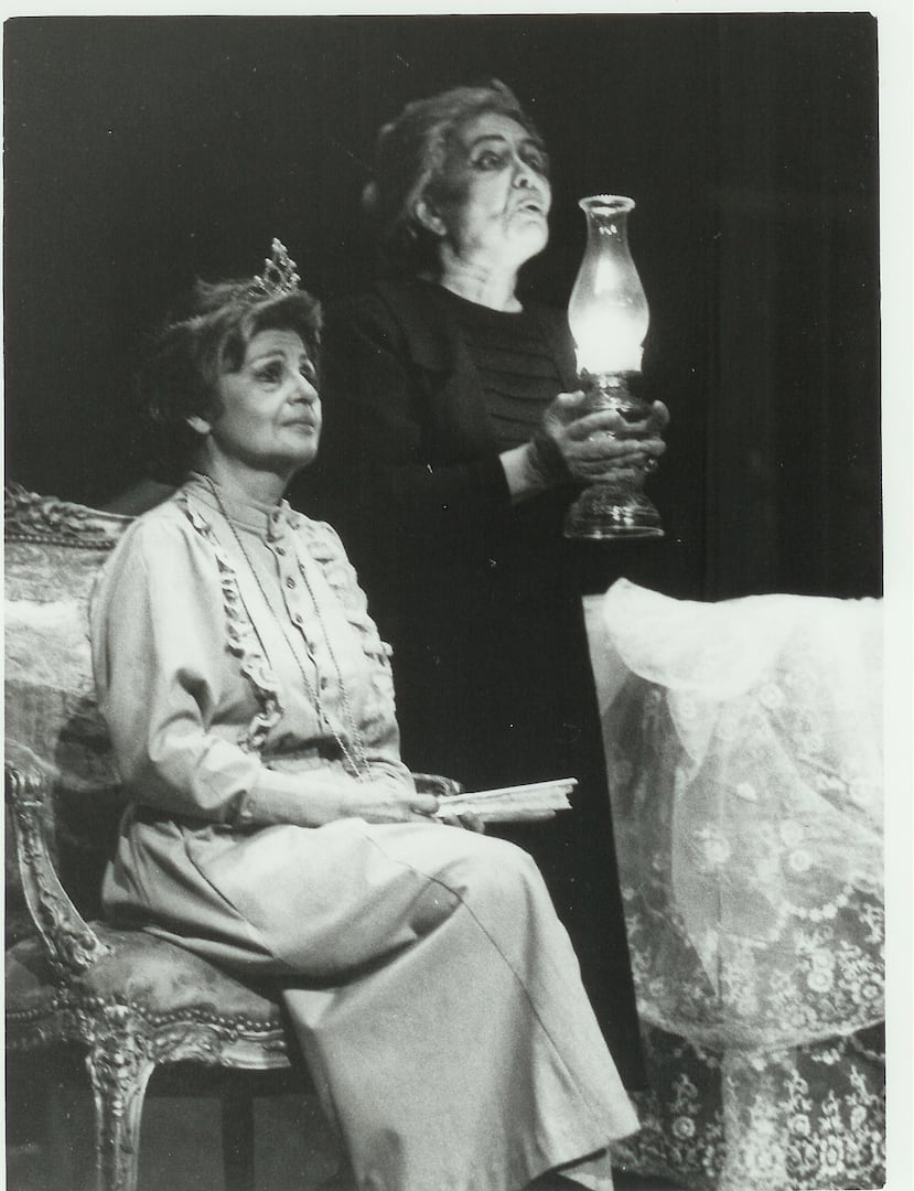 Lydia Echevarría junto a la actriz Lucy Boscana durante la obra Los soles truncos, de René Marqués, en 1983.