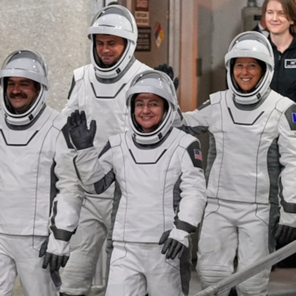 Los astronautas de la misión Crew 12, desde la izquierda, el piloto Jack Hathaway, el cosmonauta ruso Andrei Fedyaev, la comandante Jessica Meir y la astronauta de la ESA Sophia Adenot, de Francia, salen del edificio de Operaciones y Comprobación antes de dirigirse a la plataforma 40 de la Estación Espacial de Cabo Cañaveral en Cabo Cañaveral, Florida, el viernes 13 de febrero de 2026, en una misión a la Estación Espacial Internacional.