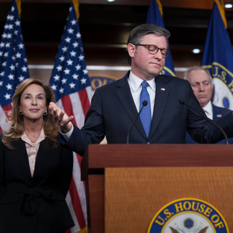 El líder de la Cámara de Representantes, el republicano Mike Johnson, busca frenar el acuerdo para reabrir gran parte del Departamento de Seguridad Nacional.