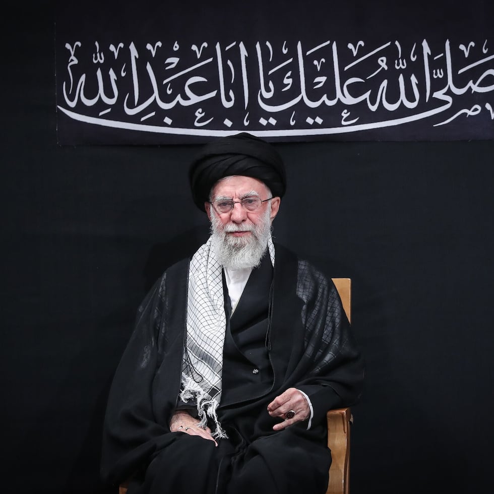 Caracterizado por su turbante negro y su frondosa barba blanca, Jameneí supo mantener el equilibrio entre las distintas facciones para que ninguna acaparara demasiado poder desde que fue nombrado sucesor del ayatolá Ruholá Jomeiní el 4 junio de 1989.