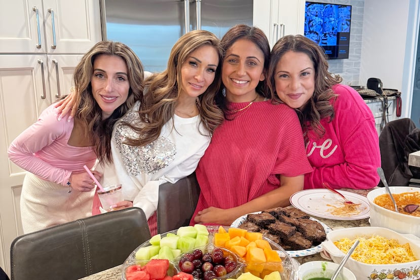 Anastasia Richman, de izquierda a derecha, Chela Papaccioli, Nova Brown y Maria Suppa posan en una fiesta del Día de Galentine organizada por Papaccioli en Franklin Lakes, Nueva Jersey