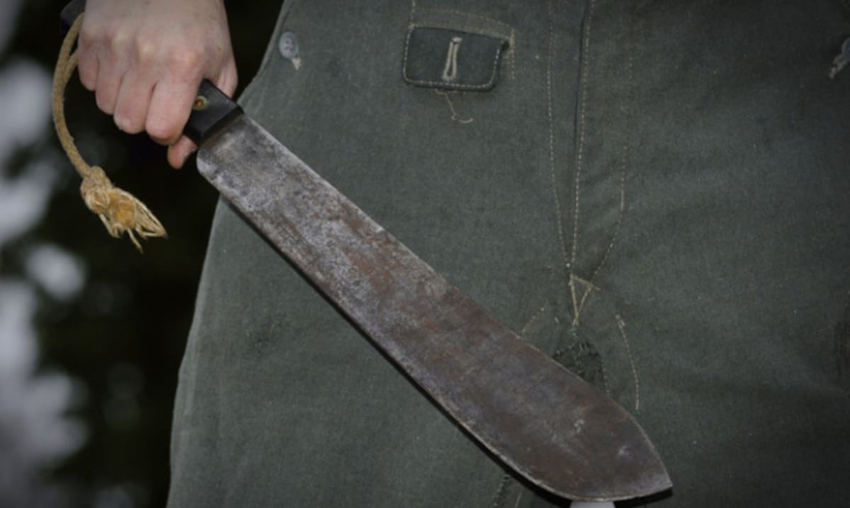 Tras las rejas hombre imputado de agredir a otro con un machete en San Juan