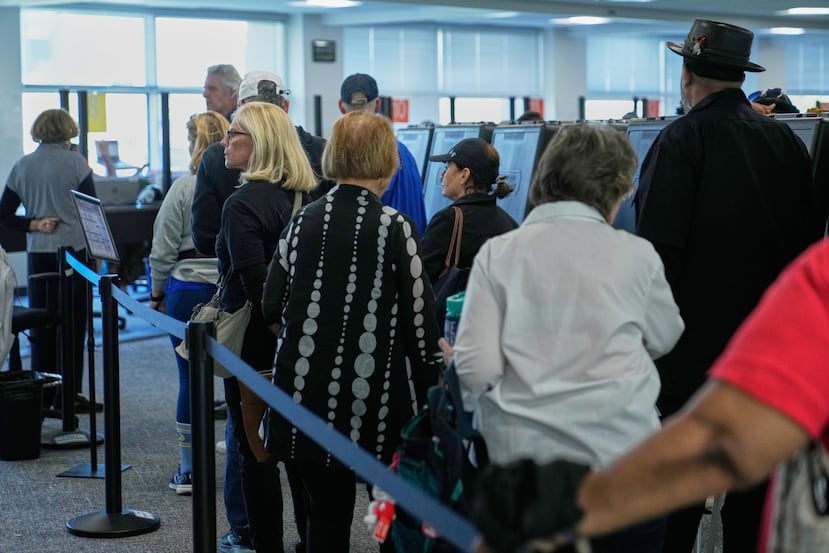 Los votantes hacen cola para recoger sus papeletas en la votación anticipada presencial celebrada en Cleveland, el miércoles 7 de octubre de 2026.