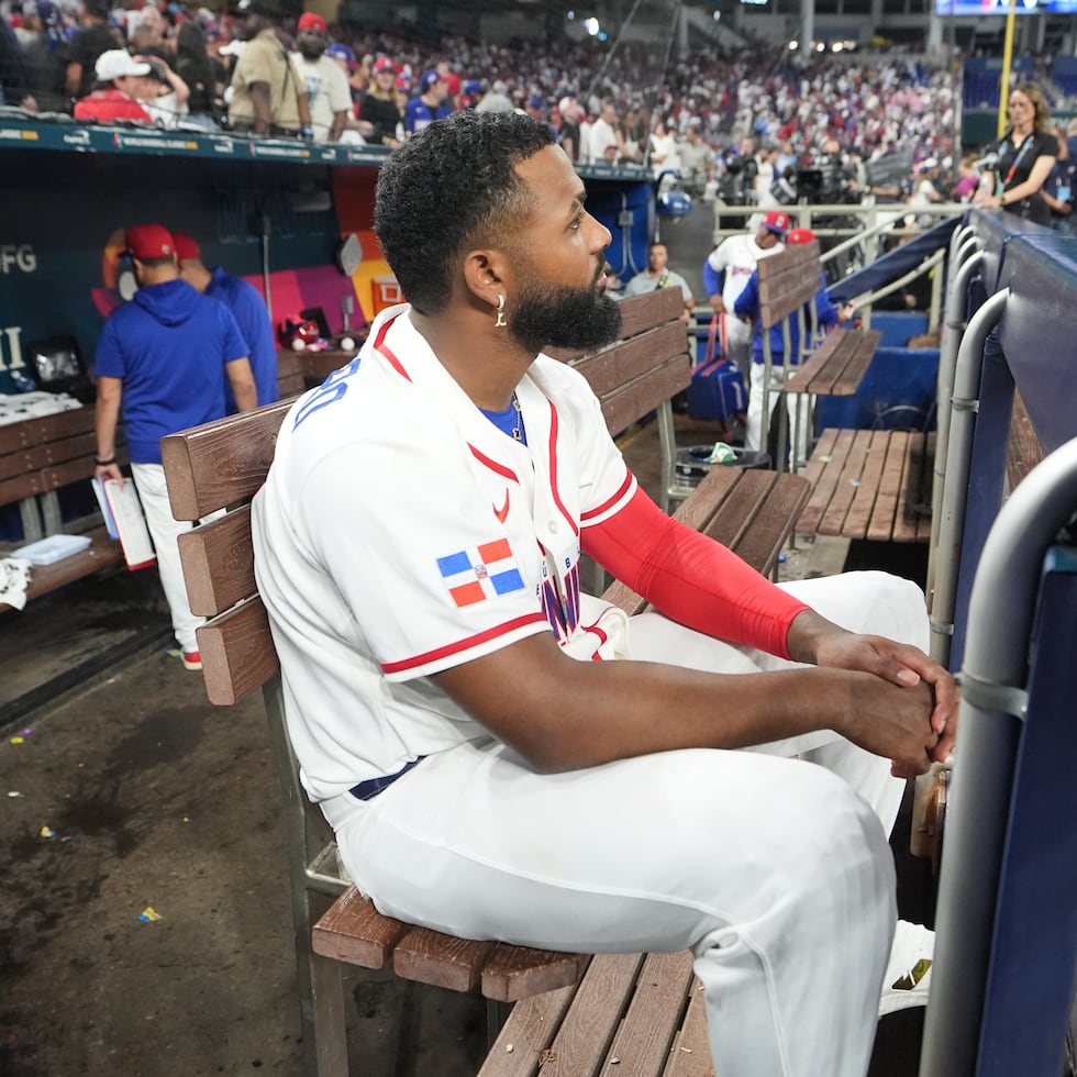 El tercera base Junior Caminero pasa un tiempo solo en el banco tras la derrota ante Estados Unidos. La imagen resume la derrota y eliminación del Clásico.