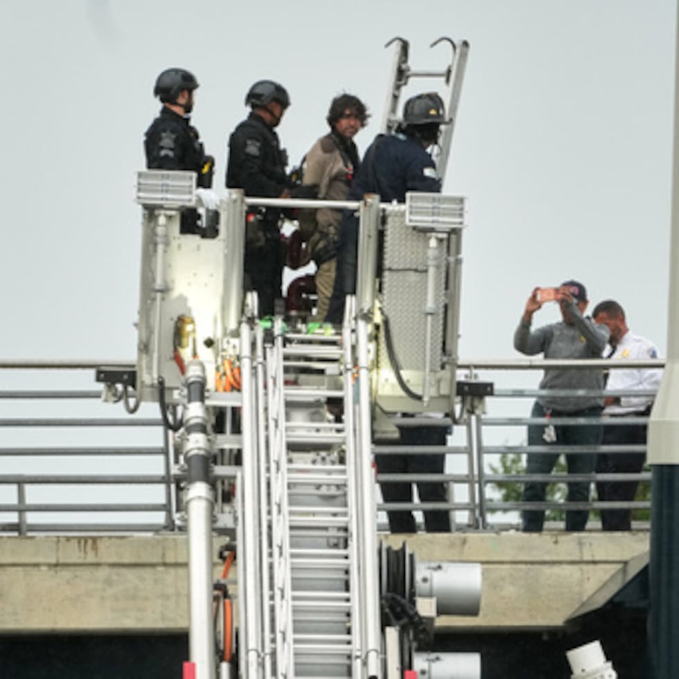 Personal de emergencia retira a Guido Reichstadter, de 45 años, del puente Frederick Douglass, el miércoles 6 de mayo de 2026 en Washington. Reichstadter, que escaló hasta lo alto del puente Frederick Douglass de Washington la semana pasada, ha bajado, tras su protesta de 6 días.
