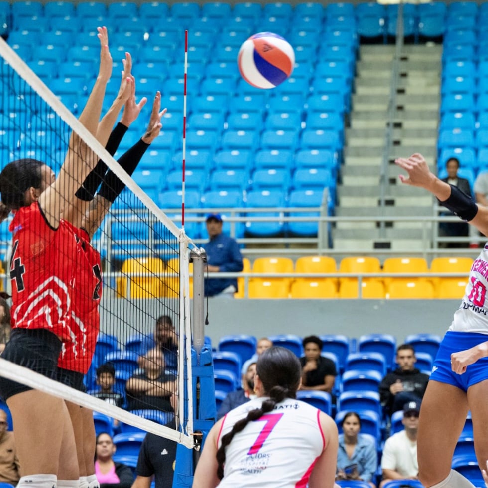 Las Leonas de Ponce bloquean un remate de Shaylee Myers, de las Atenienses de Manatí.