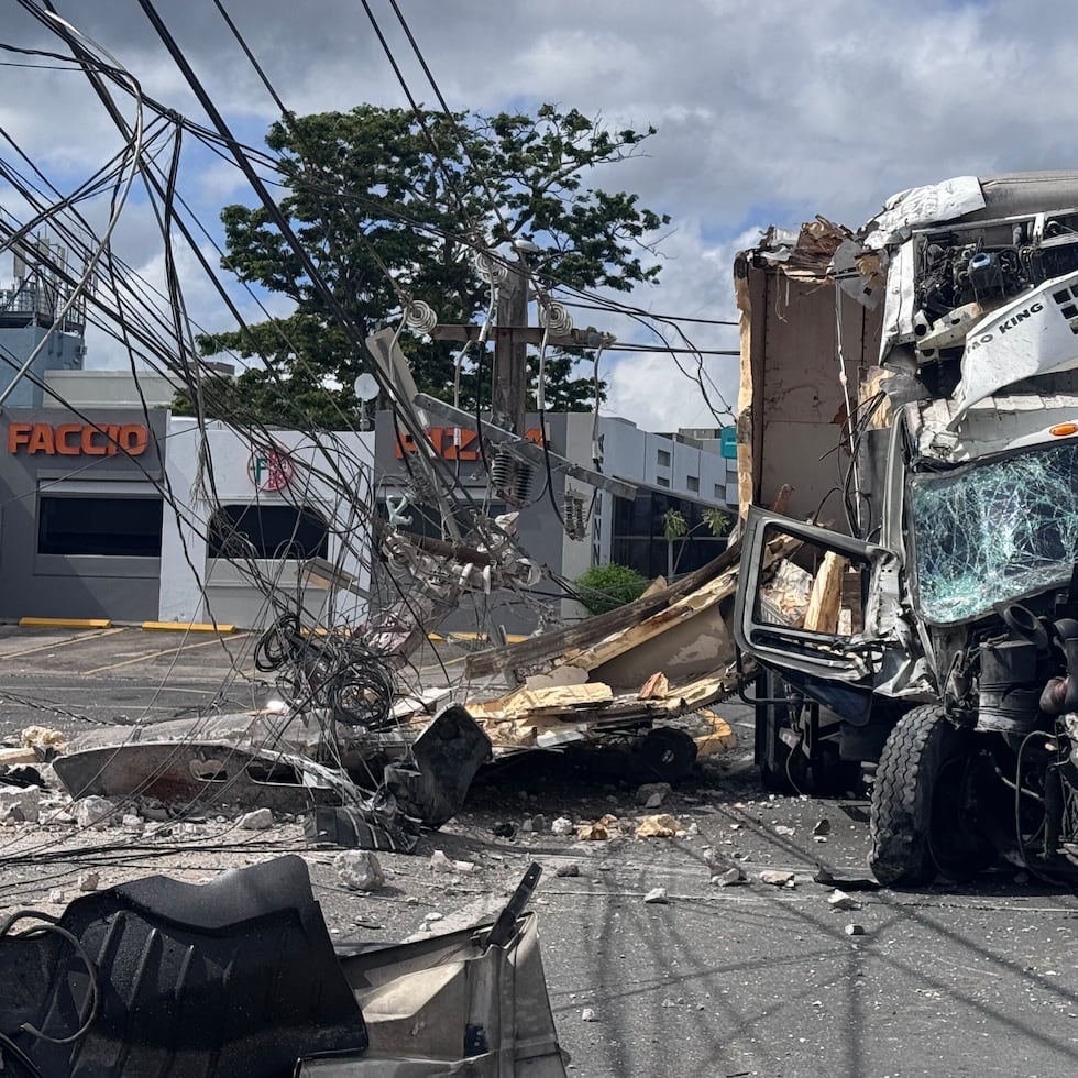 La Policía investiga el choque de un camión hurtado contra dos vehículos y que dejó a varias comunidades de un sector en San Juan sin el servicio de energía eléctrica.