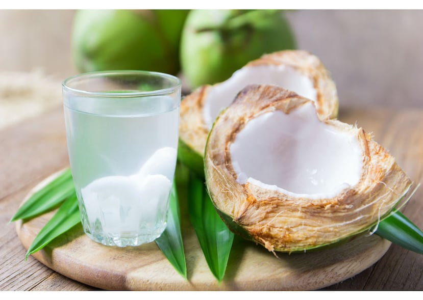 Agua de coco: contiene antioxidantes que protegen a las células de los radicales libres. Es buena fuente de magnesio, nutrimento que ha demostrado mejorar la sensibilidad a la insulina y disminuir los niveles de azúcar en la sangre en personas con diabetes tipo 2 y prediabetes, y potasio, un electrolito que además favorece la presión arterial.
