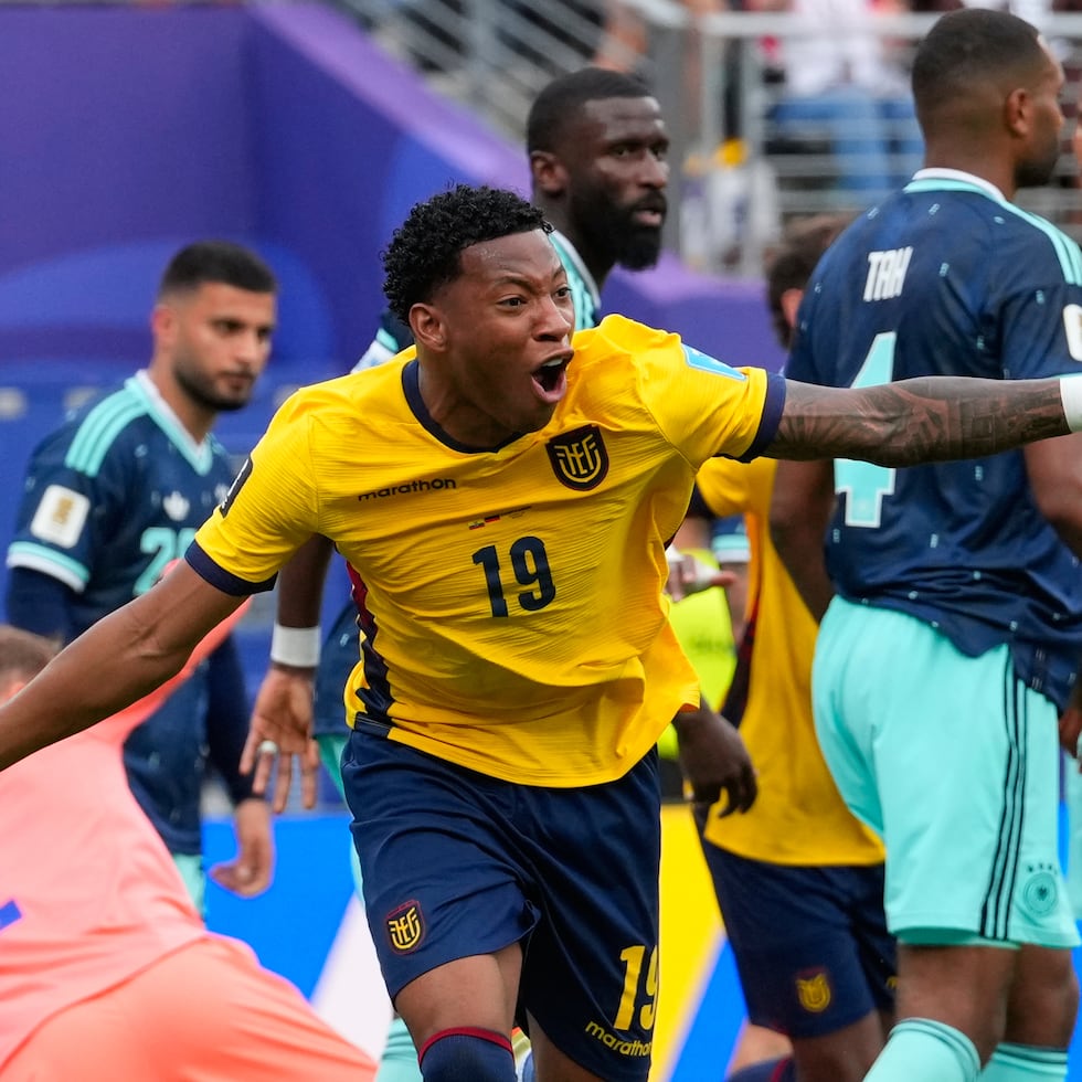 Gonzalo Plata (19) celebra tras anotar el segundo gol de Ecuador en la victoria 2-1 ante Alemania.