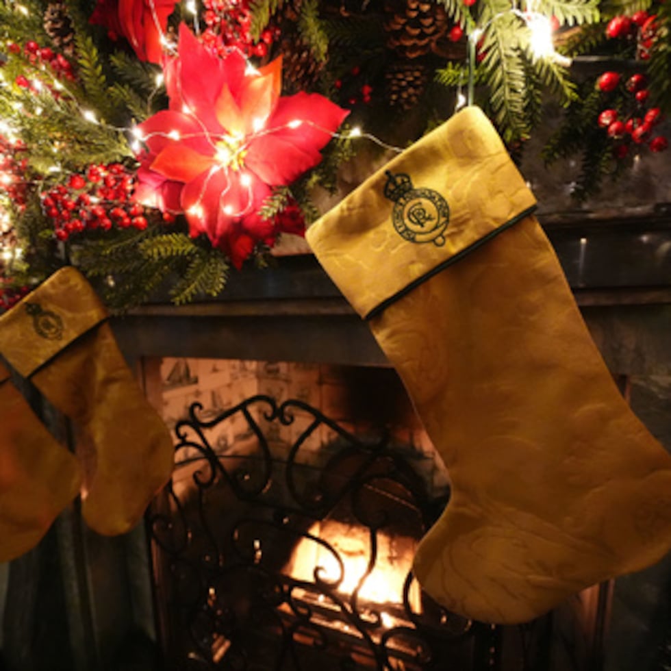 Medias de Navidad creadas por miembros del grupo King's Foundation Sewing Bee, que han sido confeccionadas utilizando cortinas reutilizadas de Sandringham Estate en Norfolk