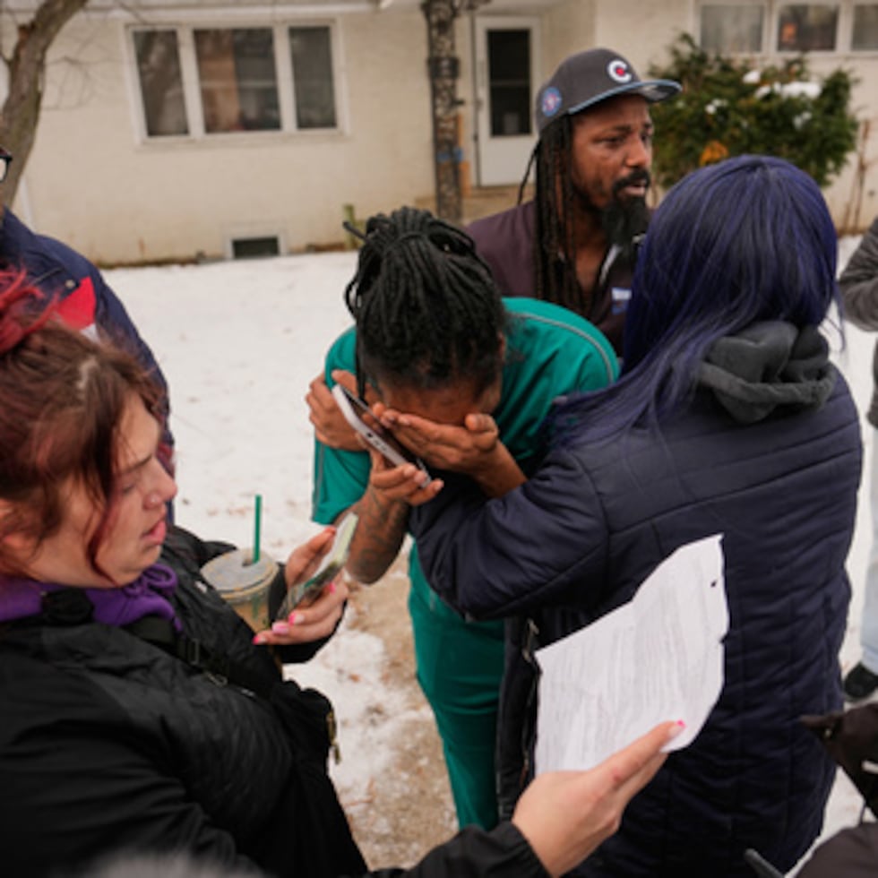 Un familiar reacciona después de que agentes federales de inmigración realizaran un arresto el domingo en Minneapolis.