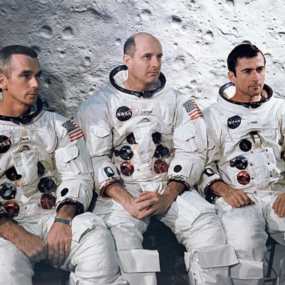 La tripulación de la misión Apolo 10 a la órbita lunar en el Centro Espacial Kennedy. De izquierda a derecha: el piloto del módulo lunar, Eugene A. Cernan; el comandante, Thomas P. Stafford; y el piloto del módulo de mando, John W. Young.
