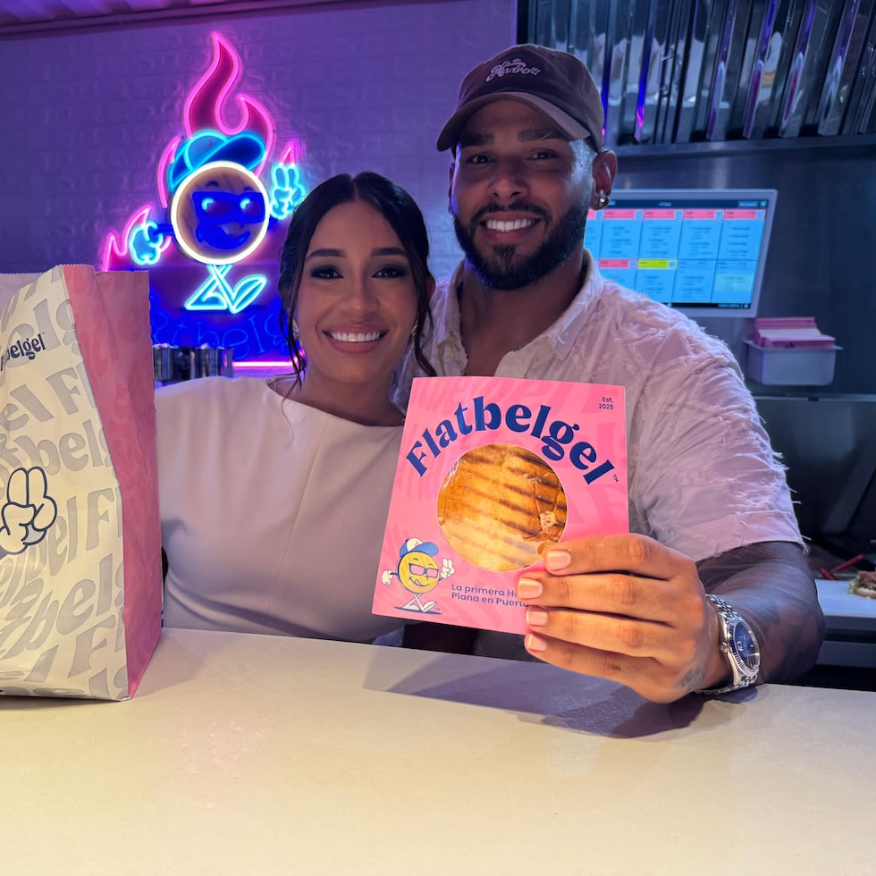 Alex Aníbal García González, conocido en las redes sociales como Gonxalex, junto a su esposa Grace Martínez Jiménez en la inauguración del espacio.