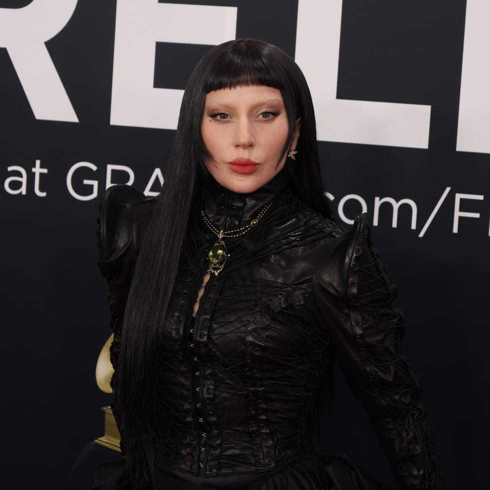 Lady Gaga, una diva icónica que se reinventa en cada cambio de tendencia, lo hace mientras lucha su propia batalla contra el dolor crónico al padecer de fibromialgia desde 2017.