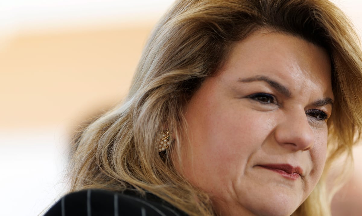 Jenniffer González firma ley que exige pruebas de drogas a entrenadores deportivos