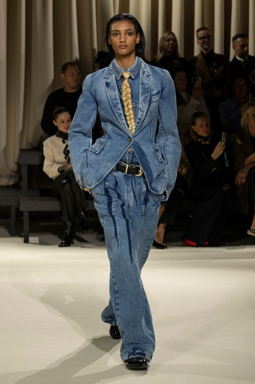 La corbata de "pelo" de Schiaparelli se compone en un 95 por ciento de nailon y un 5 por ciento de latón.