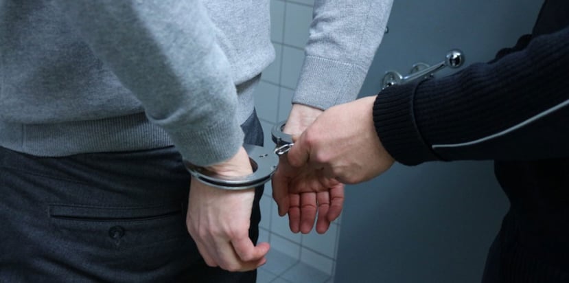 Una mujer es arrestada. (Archivo)