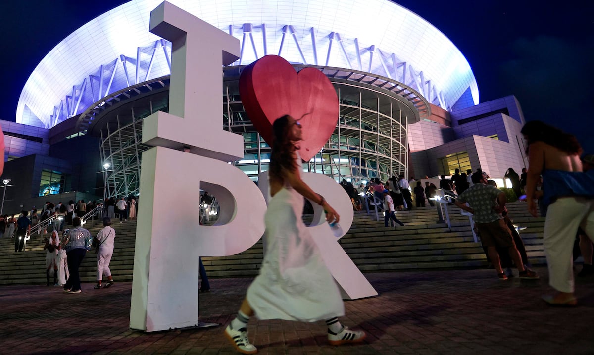 Rosalía se emociona y brinda con coquito en su regreso al Coliseo de Puerto Rico
