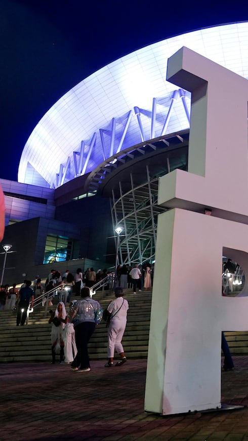 Los seguidores de Rosalía se reunieron a las afueras del Coliseo de Puerto Rico antes de la presentación.
