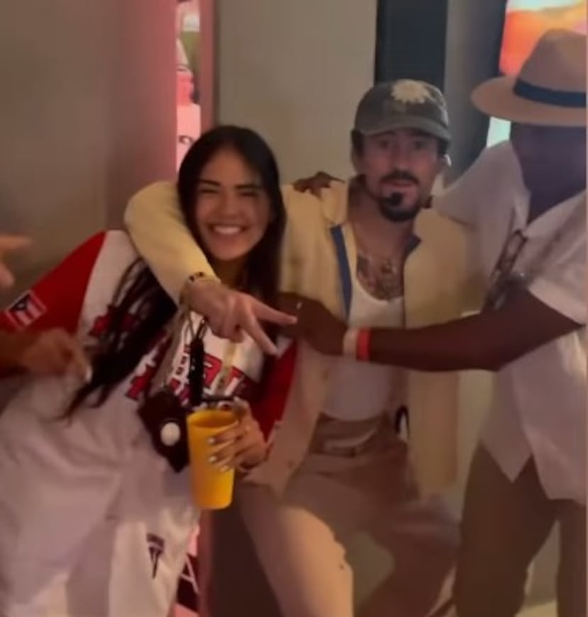 Adriana Díaz junto a Bad Bunny y Tito Trinidad durante la octava función de la residencia.