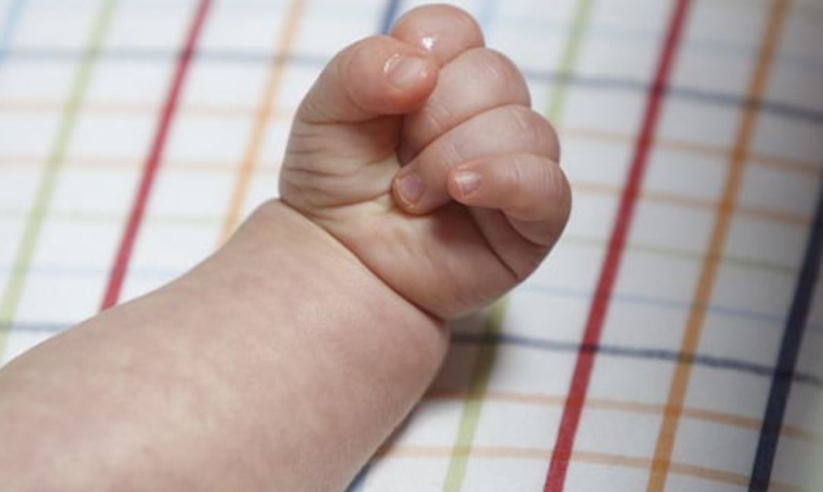 Formulan cargos contra los padres de bebé de cuatro meses que sufrió contusión cerebral