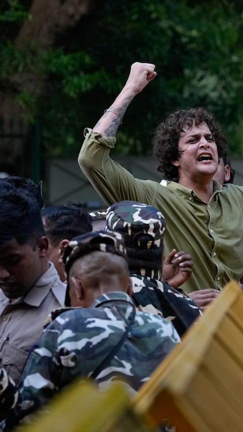 Un manifestante grita consignas mientras se sube a una barricada policial durante una marcha de partidos opositores en Nueva Delhi, India. Las protestas exigen la renuncia del jefe electoral del país, en medio de denuncias por la eliminación de millones de nombres de los registros de votantes y posibles irregularidades.