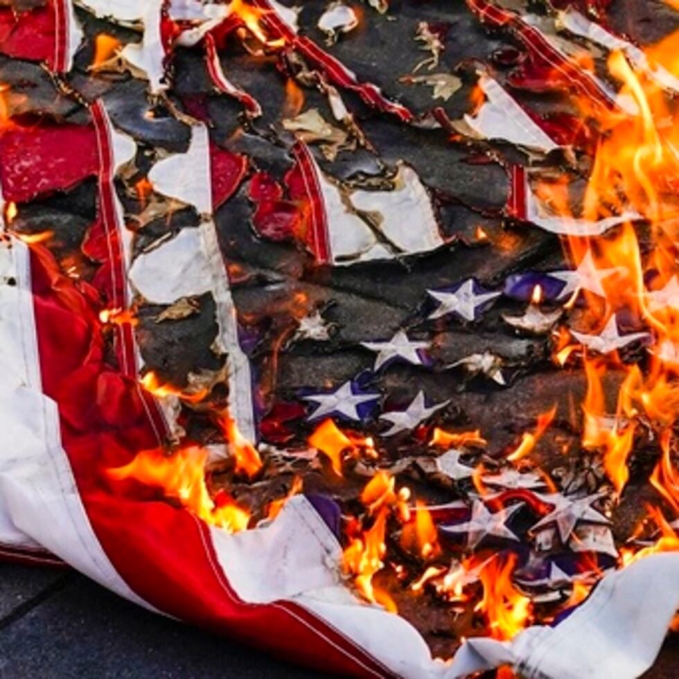 La orden de Trump dice que todavía hay margen para procesar la quema de banderas bajo ciertas circunstancias.