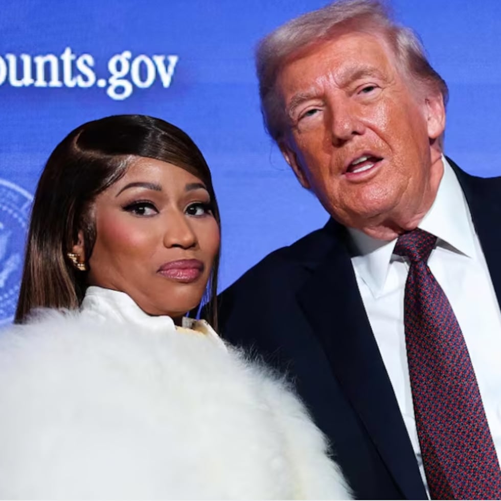 La cantante Nicki Minaj junto al presidente estadounidense Donald Trump durante su discurso durante la Cumbre de Cuentas Trump, el miércoles 28 de enero. Foto: WIN MCNAMEE / GETTY IMAGES NORTH AMERICA / Getty Images via AFP.