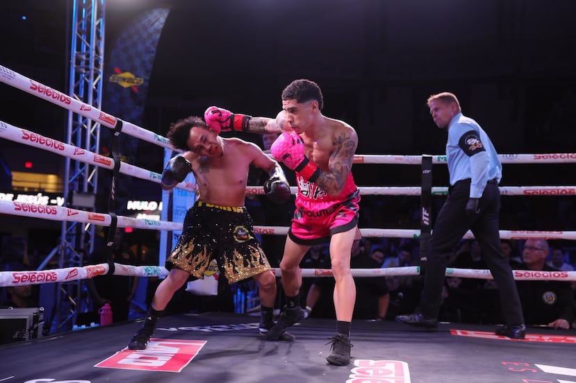 Juanmita López conecta un gancho de derecha a la cabeza de Jesús “Pumita” Ramírez durante el primer asalto del combate celebrado el sábado en Caguas.