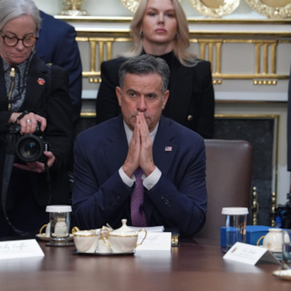 El director de la CIA, John Ratcliffe, sentado en el centro, y la secretaria de prensa de la Casa Blanca, Karoline Leavitt, de pie al fondo, escuchan durante una reunión del gabinete en la Casa Blanca.