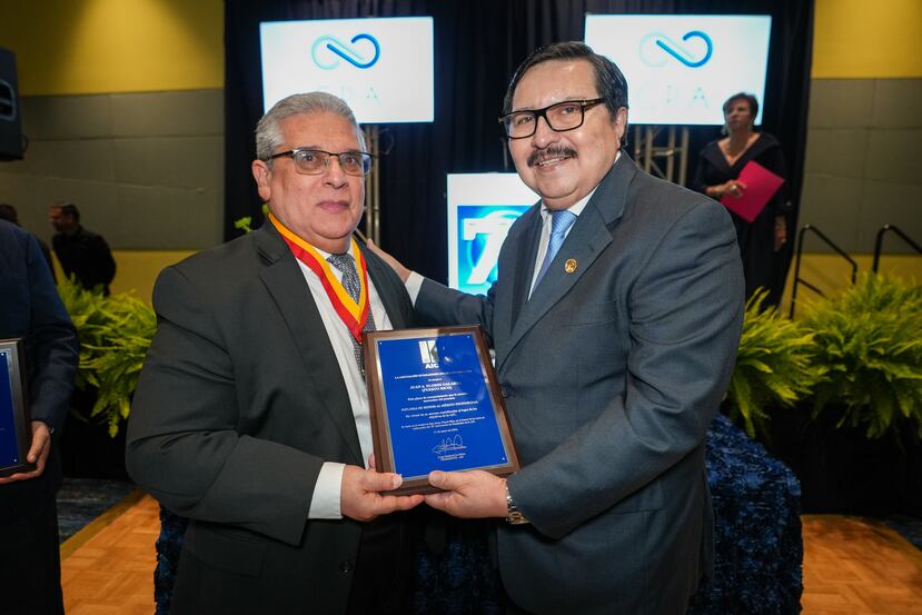 A la izquierda, el CPA Juan Flores Galarza, expresidente del CCPA, y Jorge Sandoval, presidente de la AIC.