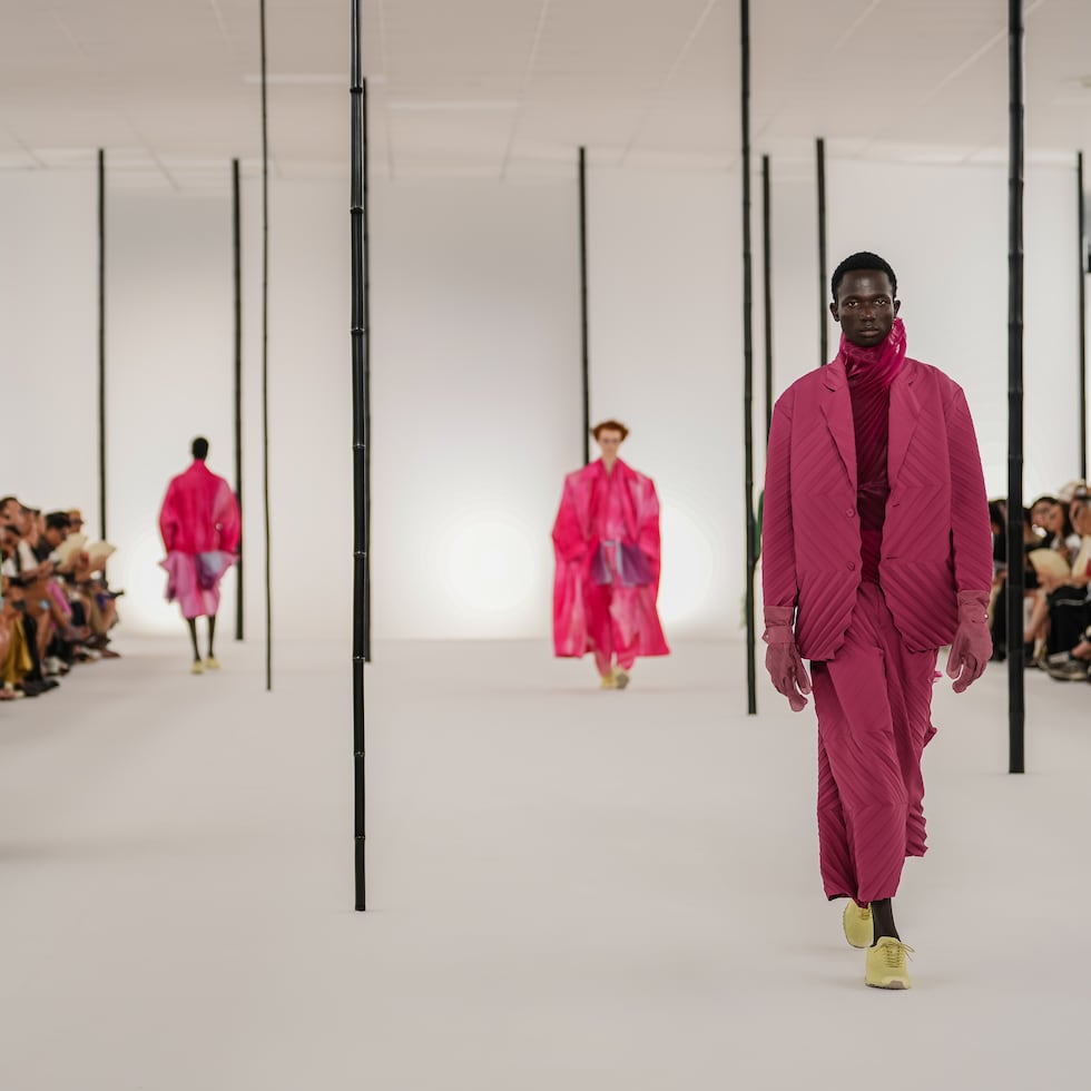 El año pasado, J.Crew desató una polémica entre los sectores conservadores al comercializar un jersey rosa para hombre, incluso cuando Dior, Paul Smith y Willy Chavarria presentaban prendas rosas en sus propias pasarelas. La polémica fue cultural, pero no solo eso: según los informes, las ventas de prendas rosas aumentaron un 17% con respecto al año anterior en la temporada primavera-verano de 2025.