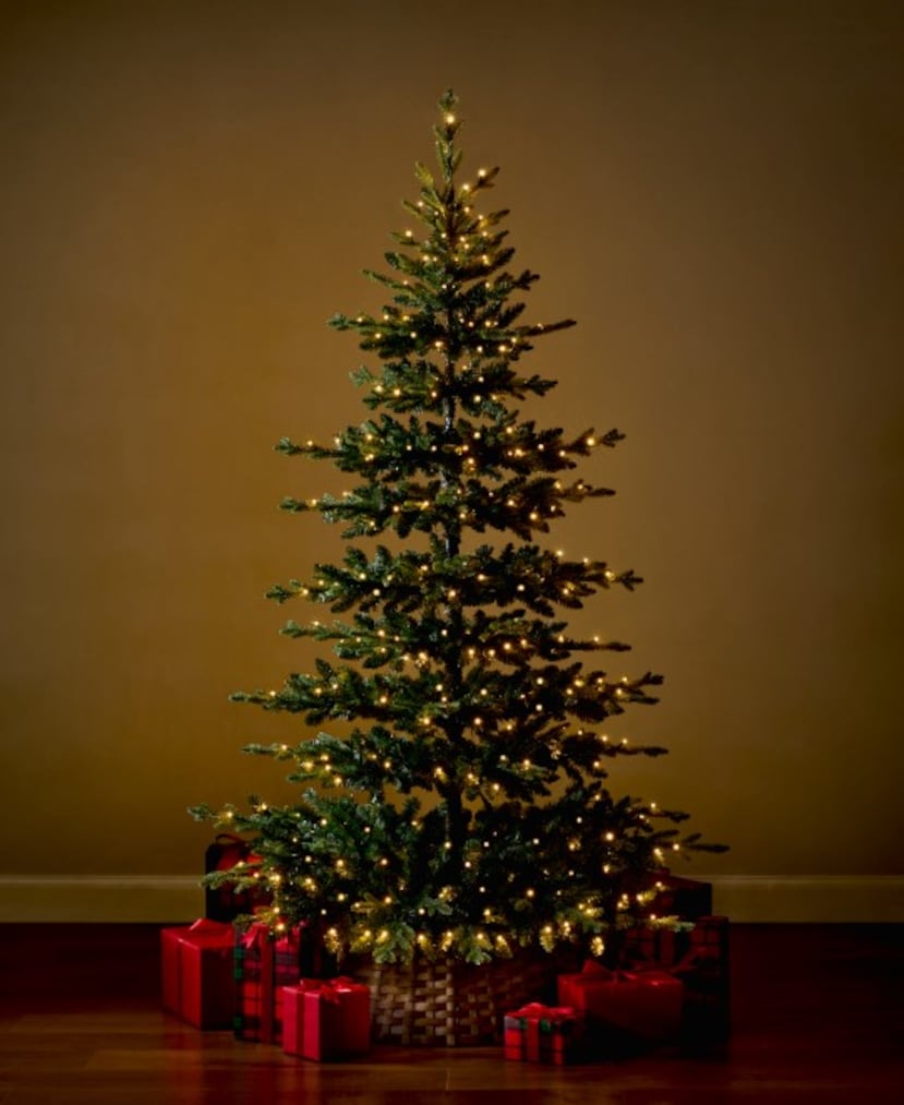 Árbol Palisade de 7.5 pies preiluminado con luces LED de la colección Home Accent Holiday.