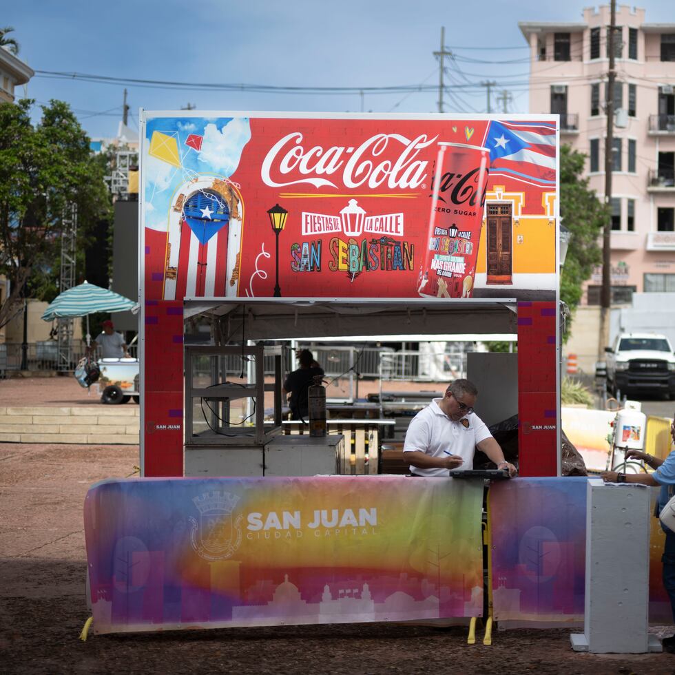 Preparativos previos a las Fiestas de la Calle San Sebastián.