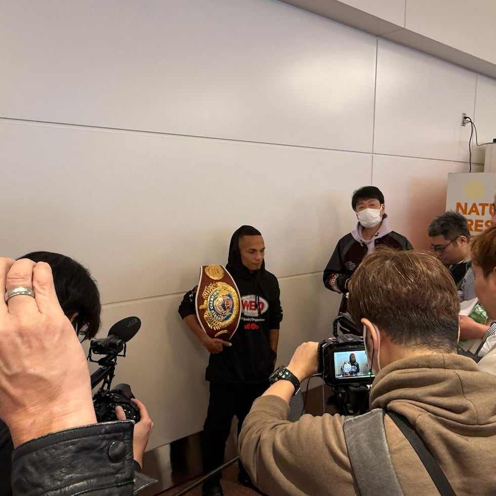 René "Chulo" Santiago es entrevistado por la prensa a su llegada a Japón para su pelea de unificación del 17 de diciembre ante el nipón Kyosuke Takami.
