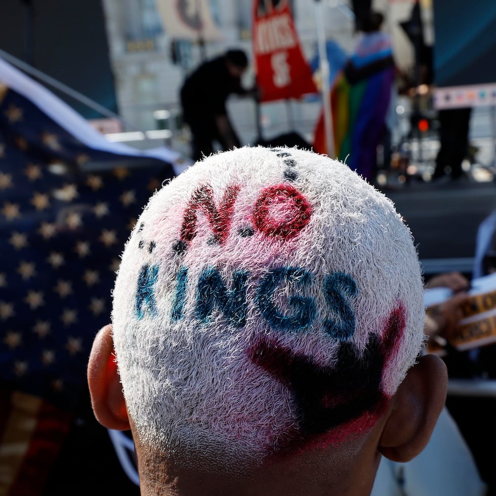 Manifestante con el lema "No Kings" escrito en el pelo.