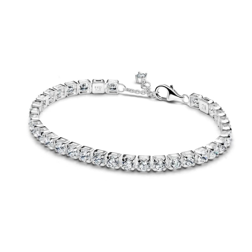 El "sparkling bold tennis bracelet" de Pandora, en el primer nivel, tiene 34 brillantes circonias cúbicas. Una pieza perfecta para combinar los mejores estilos de moda.
