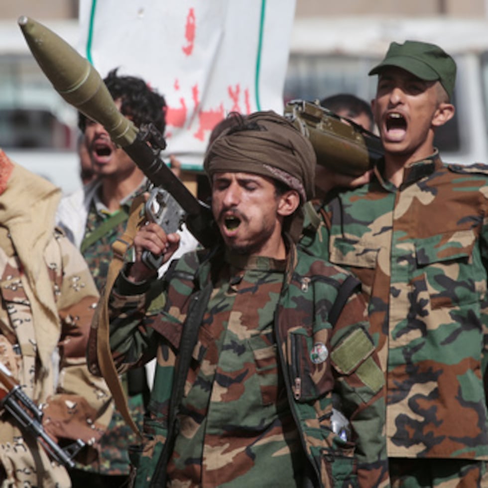Los rebeldes hutíes de Yemen desfilan durante una campaña de movilización en Saná, Yemen.