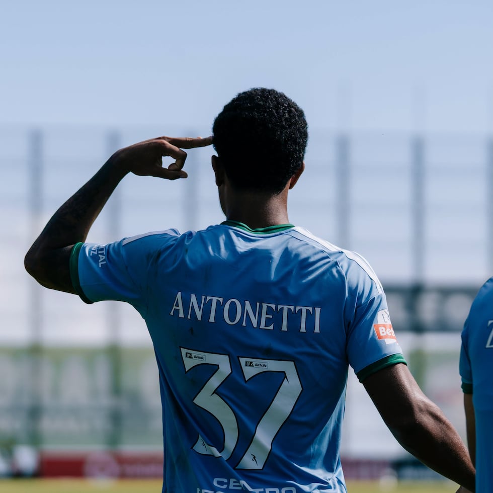 Leandro Antonetti celebra uno de sus tres goles con el Estrela Amadora en el inicio de la temporada.