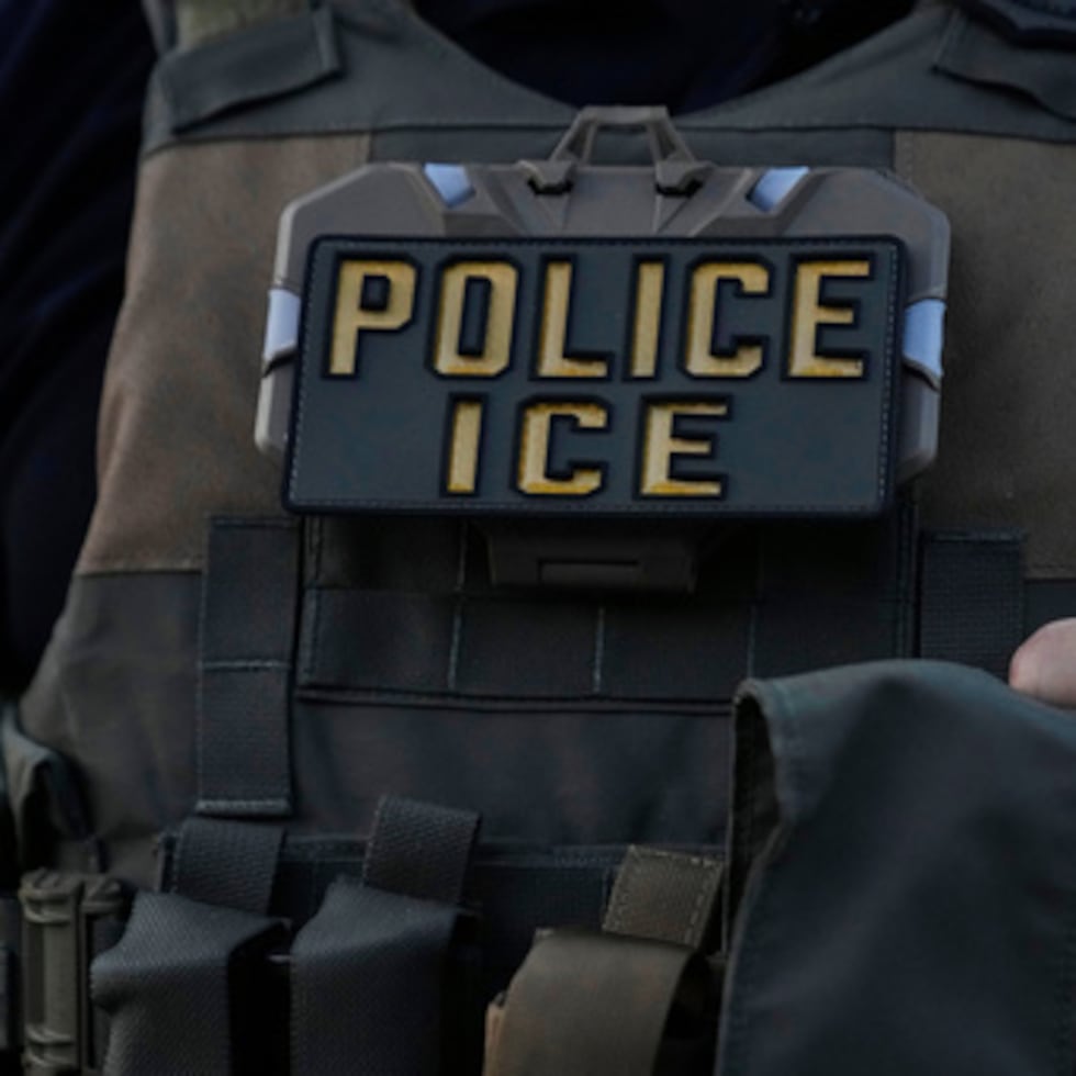 Tras entrar por la fuerza al apartamento arrastraron a la mujer por el cabello y apuntaron con un rifle a su hija de 13 años, contó la mujer al diario The City.