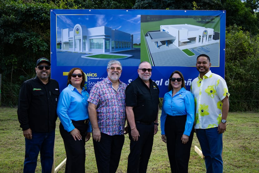 En el mismo orden, Ednor González, contratista; Annie Rodríguez, vicepresidenta de Operaciones; Mario Sabater, contratista; Luis Velázquez, presidente de la Junta de directores; Sara Jiménez, presidenta ejecutiva; y Josean González Febres, alcalde.