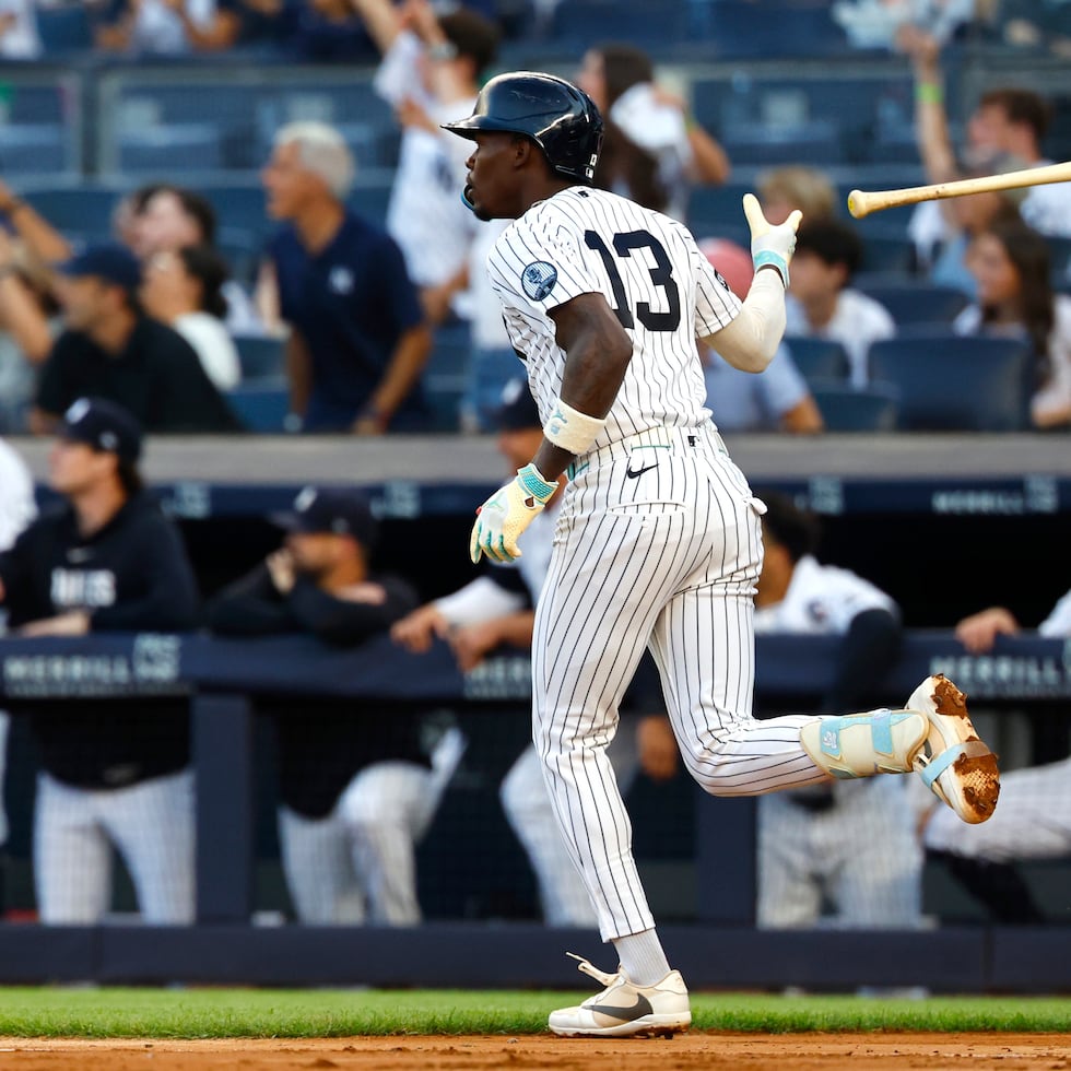 Jazz Chisholm Jr. tira su bate luego de conectar su primero de dos cuadrangulares por los Yankees en el partido contra los Pirates el lunes.