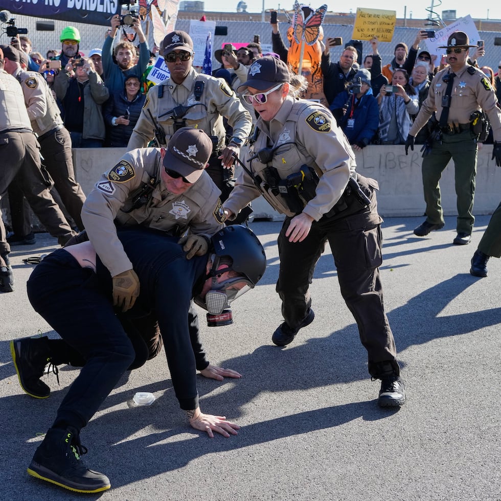 La jueza federal Sara Ellis emitió hace unas semanas una orden judicial preliminar en respuesta a una demanda interpuesta por medios de comunicación y manifestantes.